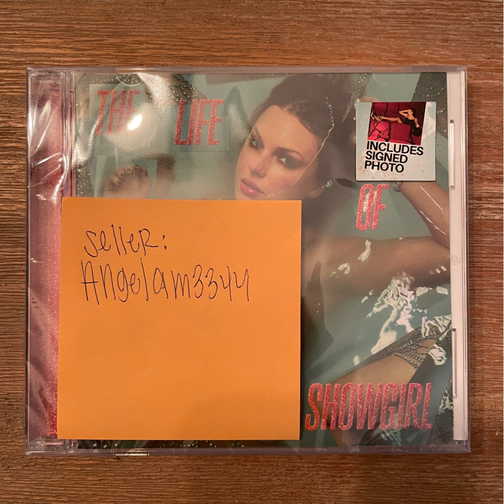 🚨 SIGNED Life of a showgirl CD 💿